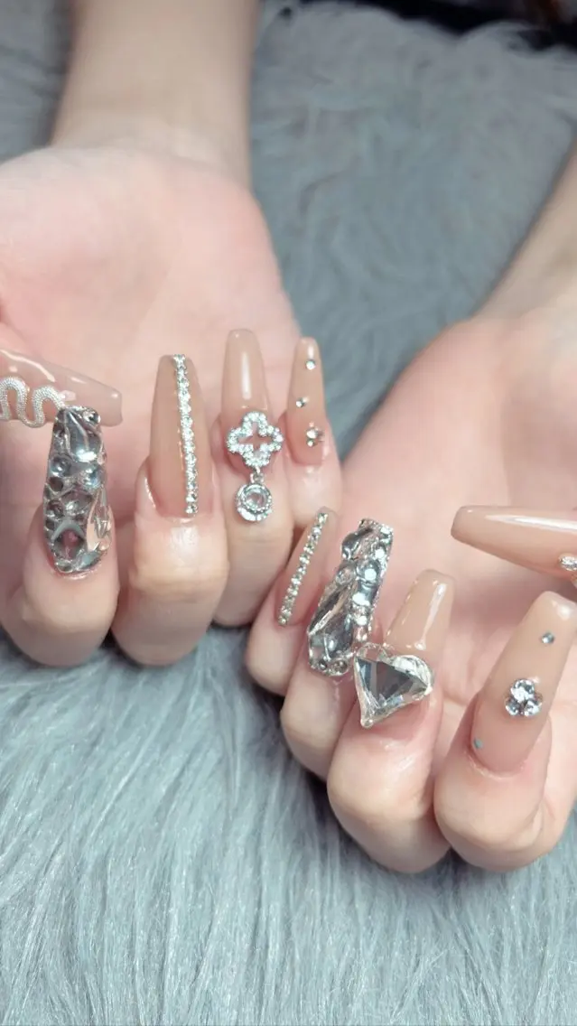 セミロング ネイル 持ち込み ⛓Miyu ⛓のネイルデザイン