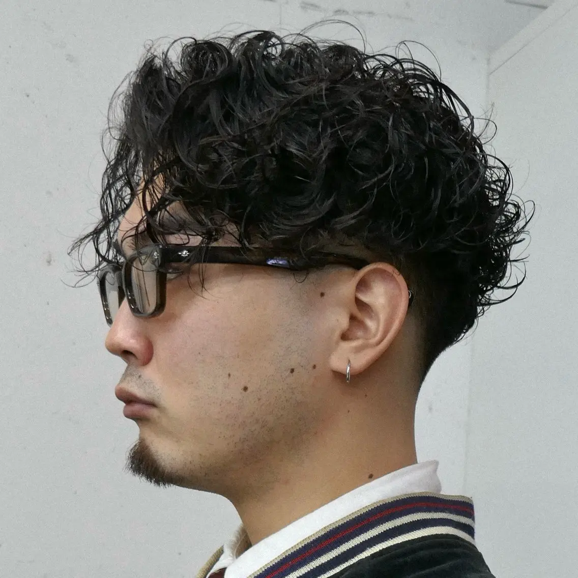 ミディアム パーマ メンズ ミディアムパーマ フェードカット フェザーパーマ メンズパーマ スキンフェード カット パーマ 立川/メンズパーマ 厚進太郎のヘアスタイル