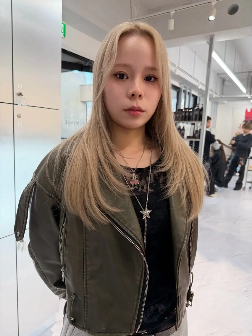 ロング カラー ベージュカラー ブリーチ ブロンド ケアブリーチ デザインカラー カット ヘアカラー トリートメント TATSUブリーチ/ ミルクティーベージュのヘアスタイル
