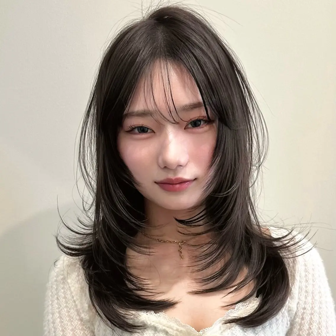 ミディアム カット ヘアカラー トリートメント 🌹ハッシュカット、 レイヤー韓国ヘア🌹のヘアスタイル
