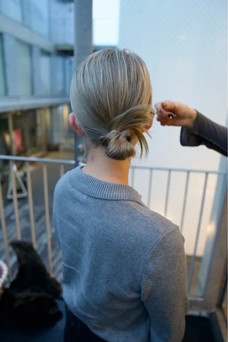 ロング カラー ブロンド 柿坂 華のヘアスタイル