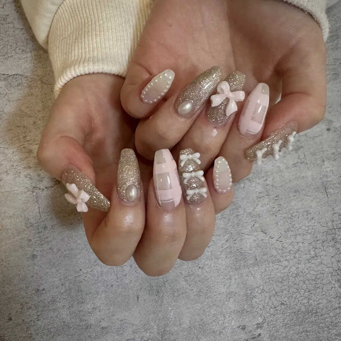 ネイル ガーリー キラキラネイル ピンク リボン ハンドネイル private. nailsalonのネイルデザイン