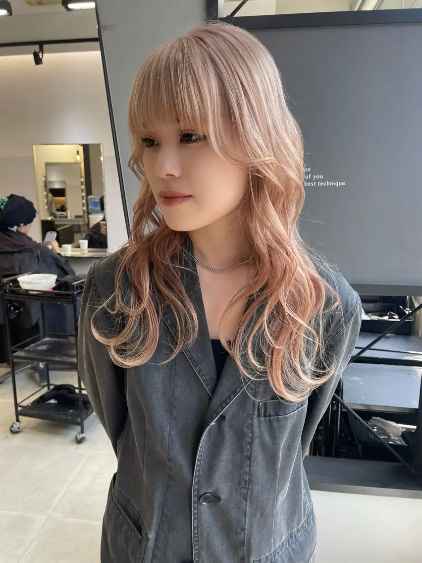 カラー ベージュカラー ミルクティーベージュ ヘアカラー AIRI layer cut hairのヘアスタイル