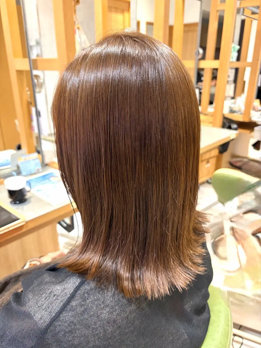 ミディアム カラー ハイライトカラー レイヤーカットのヘアスタイル