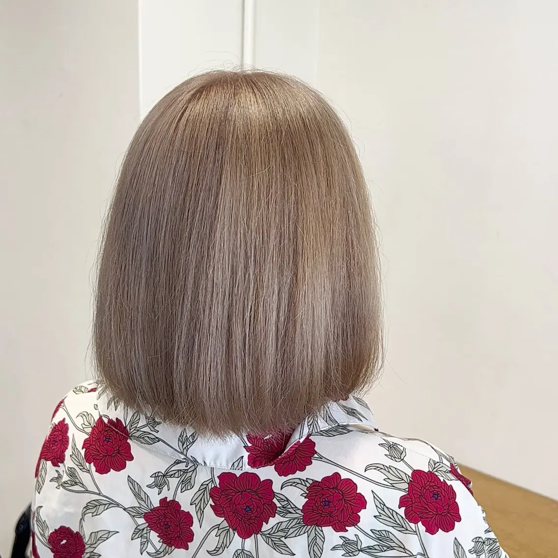 ショート カラー ベージュカラー ミルクティーベージュ ヘアカラー オカベ ショウマのヘアスタイル