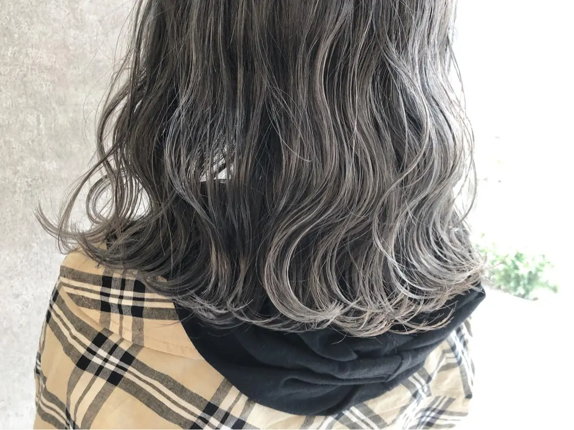 ミディアム カラー ヘアカラー 顔周りレイヤーカット ブリーチminamiのヘアスタイル