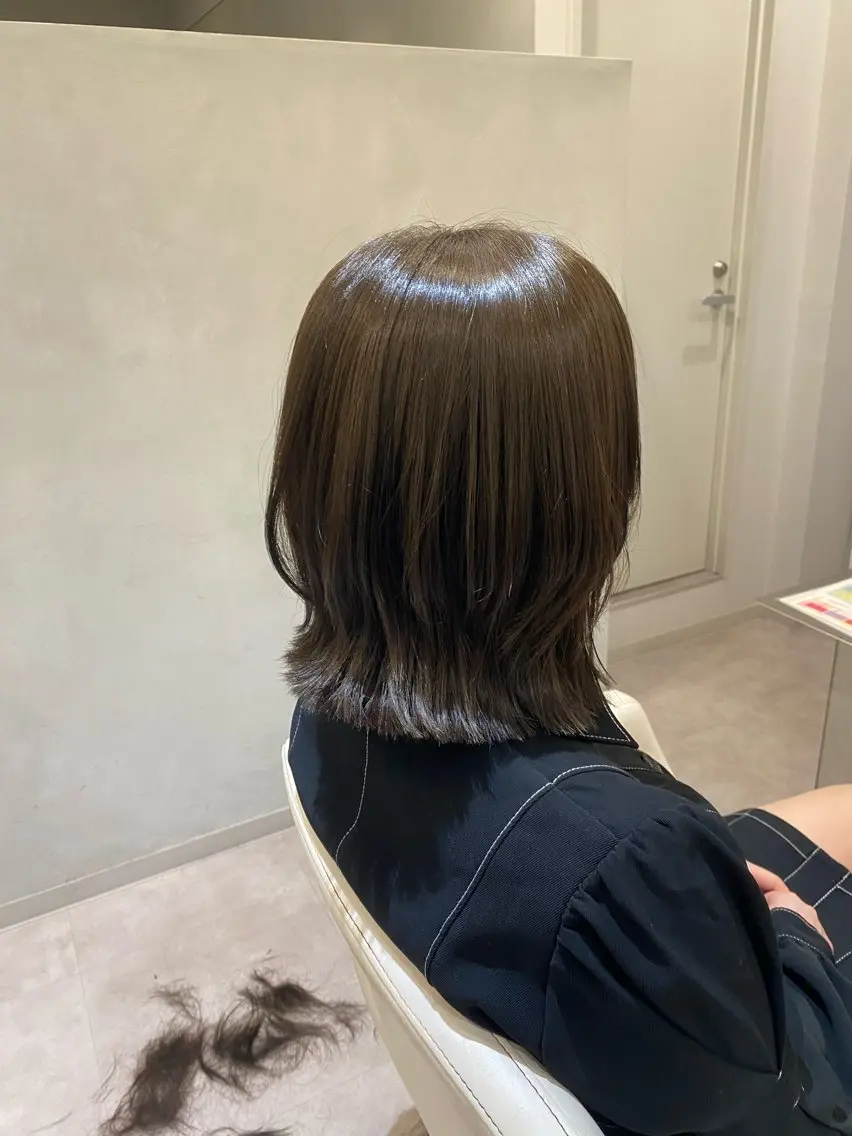 ミディアム カラー ボブレイヤー ベージュカラー グレージュ オリーブベージュ オリーブグレージュ 出井 ひよりのヘアスタイル