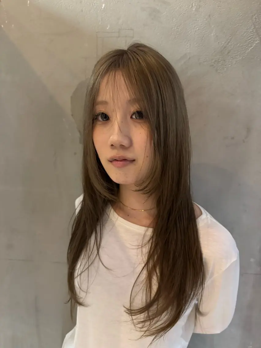 ロング カラー ベージュカラー ブリーチ 透明感カラー 顔まわりレイヤー 顔周りカット 松井 拓未のヘアスタイル