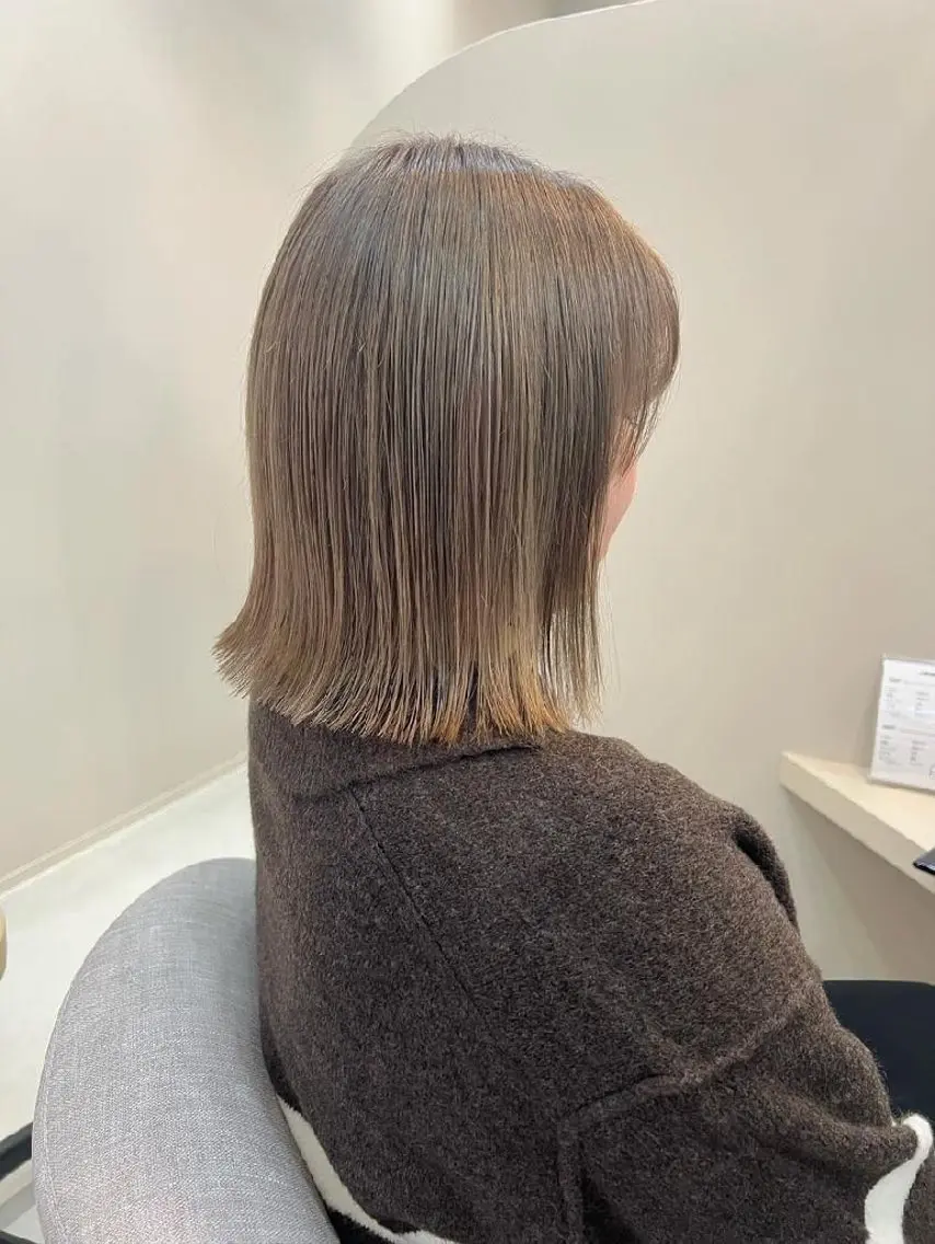 ミディアム カラー 切りっぱなしボブ ベージュカラー ハイトーンカラー ハイトーンベージュ ボブ カット ヘアカラー トリートメント ヘッドスパ 廣野 有香のヘアスタイル