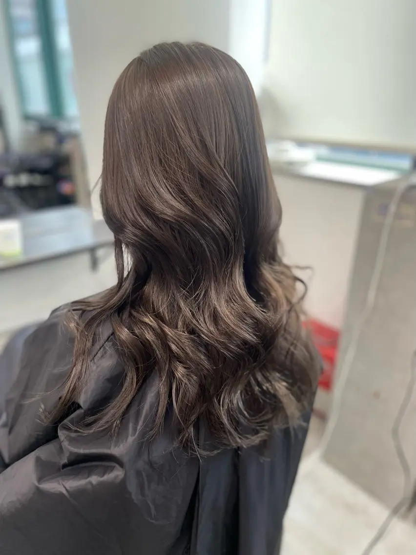 ロング カラー グレージュ AIRI layer cut hairのヘアスタイル