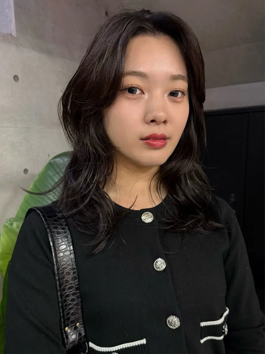 セミロング セミロングパーマ レイヤーカット カット ヘアカラー トリートメント レイヤーカット\ウル フ　chinatsuのヘアスタイル