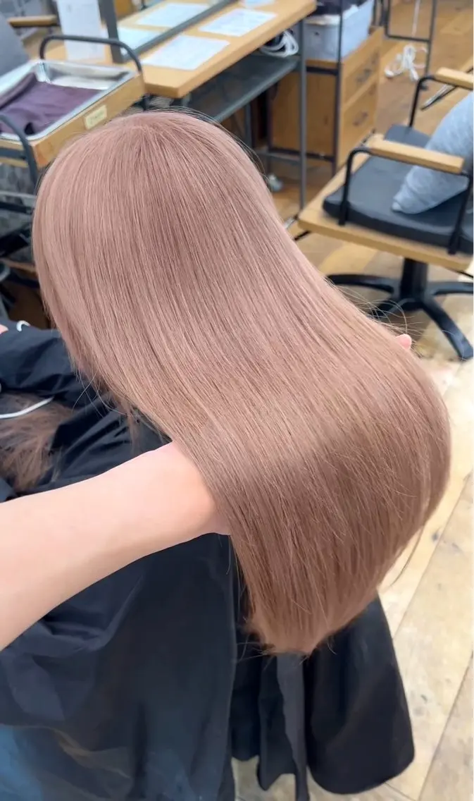 ロング カラー ベージュカラー ブリーチ ケアブリーチ ミルクティーベージュ レイヤーカット カット ヘアカラー トリートメント 抜きっぱなしブロンド /ハイトーン/カナタのヘアスタイル