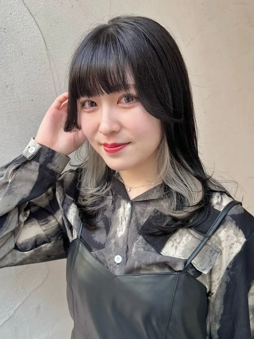 セミロング カラー ブリーチ ケアブリーチ インナーカラー シルバー ホワイトシルバー カット ヘアカラー トリートメント インナーカラー/レイ ヤーカット♡/マキシのヘアスタイル