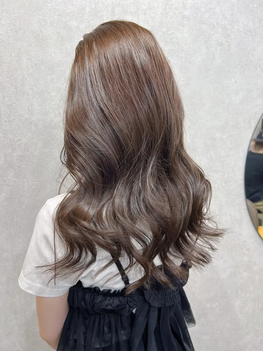セミロング カラー ブラウンカラー チョコレートブラウン レイヤーカット カット ヘアカラー YUI ハイトーンカラーのヘアスタイル