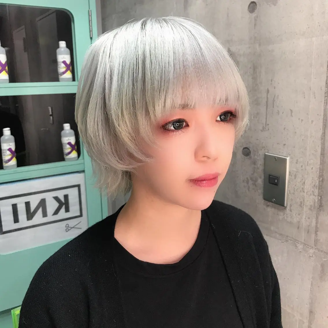 ミディアム カラー ウルフカット ヘアカラー トリートメント ホワイト&レイヤーカ ットエクステ長畠俊輔のヘアスタイル