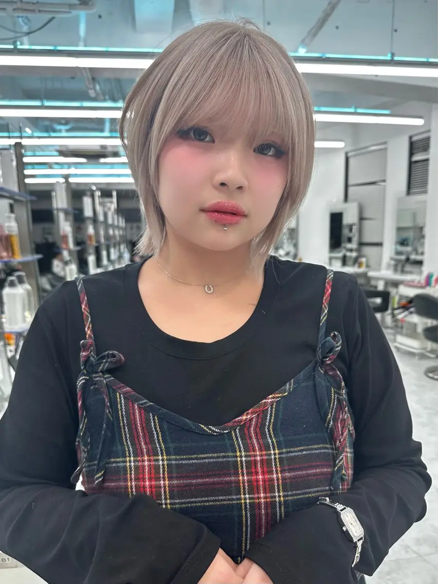 ショート カラー ヘアアレンジ 艶カラー/ハイトーン /レイヤーカットのヘアスタイル