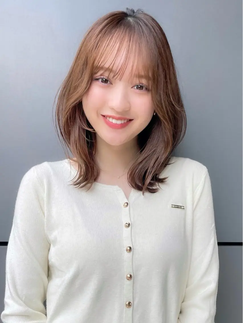 ミディアム ミディアムレイヤー チョコレートブラウン レイヤーカット シースルーバング カット ヘアカラー トリートメント ボブ/デザインカラー /表参道/新井美有紀のヘアスタイル