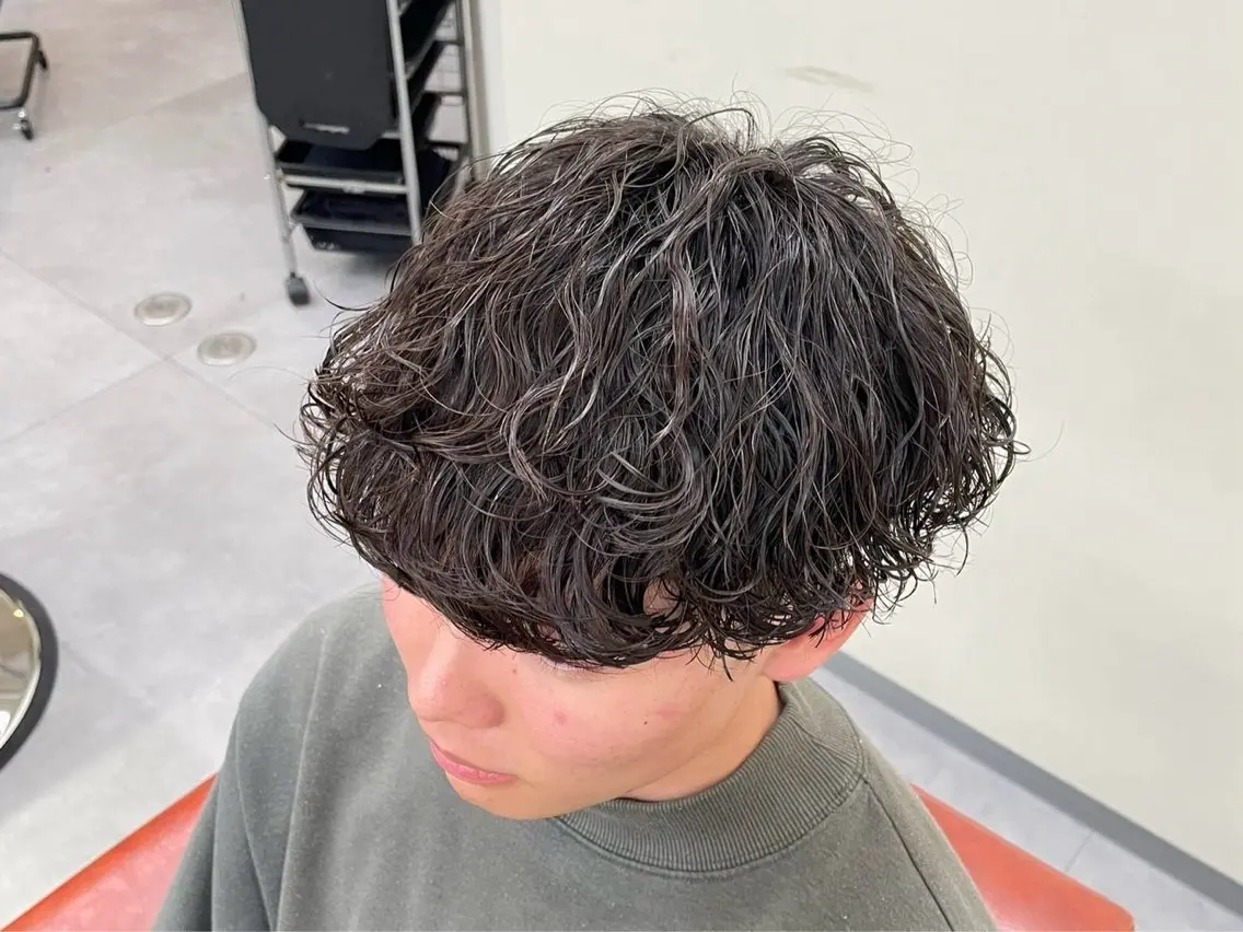 パーマ フェザーパーマメンズ ピンパーマ京都駅前のヘアスタイル