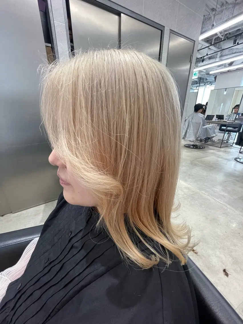 セミロング カラー ベージュカラー ブリーチ ハイトーンカラー ホワイトベージュ トリートメント カット ヘアカラー トリートメント 透明感カラー✨艶髪 制作🌱山根あゆみのヘアスタイル