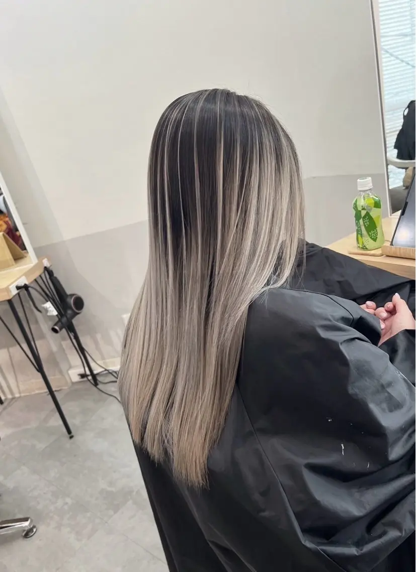 ロング カラー バレイヤージュ シルバー ホワイトシルバー レイヤーカット 指名数No.1 /NAOYAのヘアスタイル