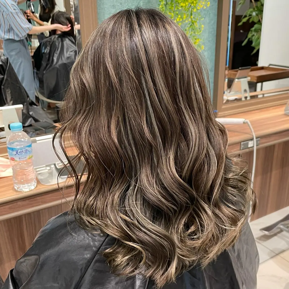 セミロング カラー ヘアアレンジ カット ヘアカラー トリートメント 白髪ぼかしハイライト 茗荷谷駅徒歩2分のヘアスタイル