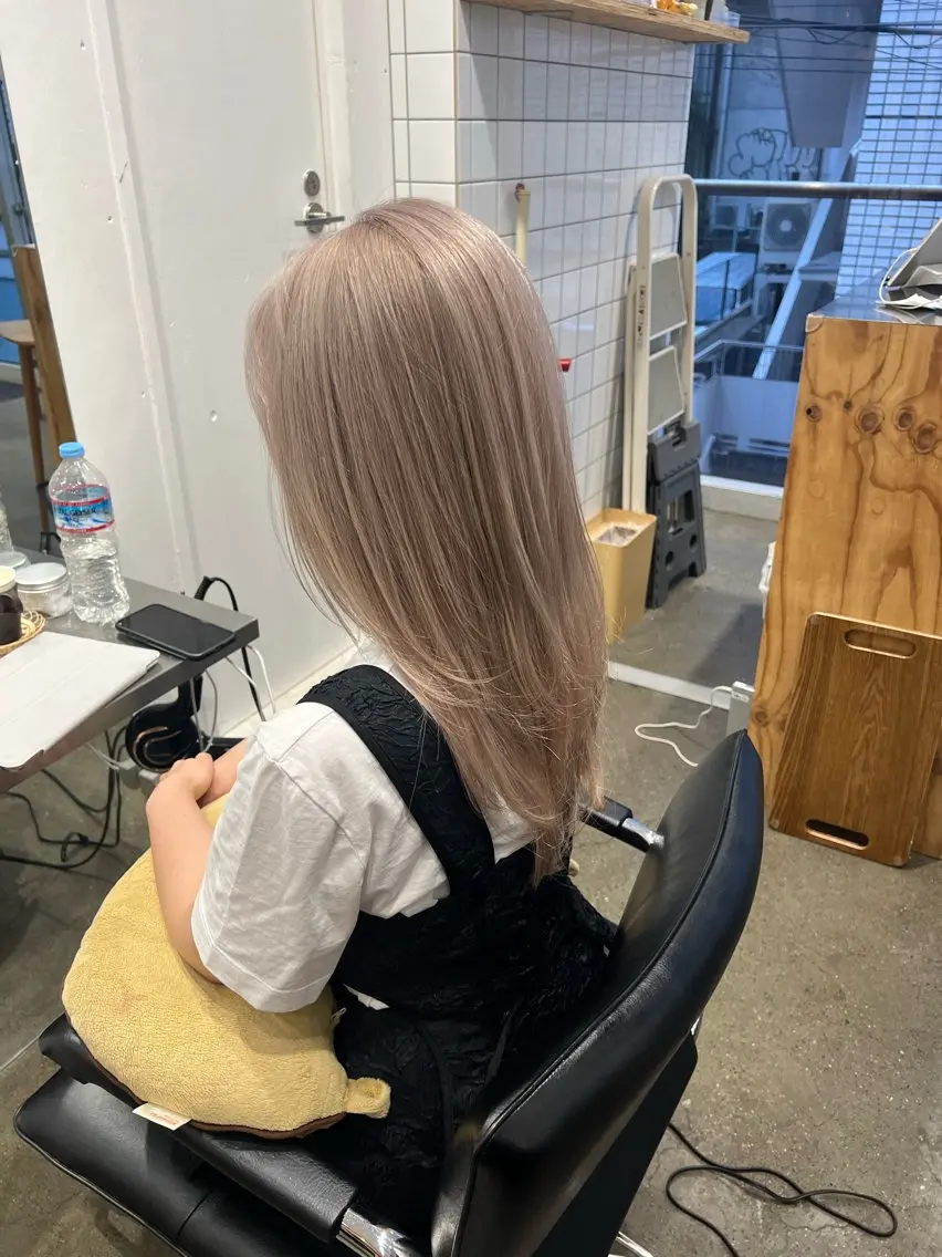 セミロング カラー ベージュカラー ブリーチ ホワイトベージュ ヘアカラー トリートメント ✨髪質改善矯正× ブリーチ✨YU-KIのヘアスタイル