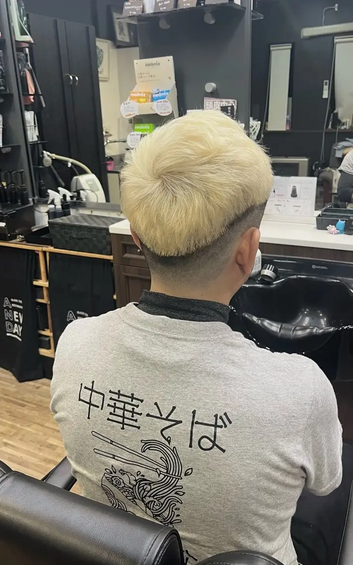 ショート カラー メンズ 抜きっぱなしブロンド 佐藤 笑夢のヘアスタイル