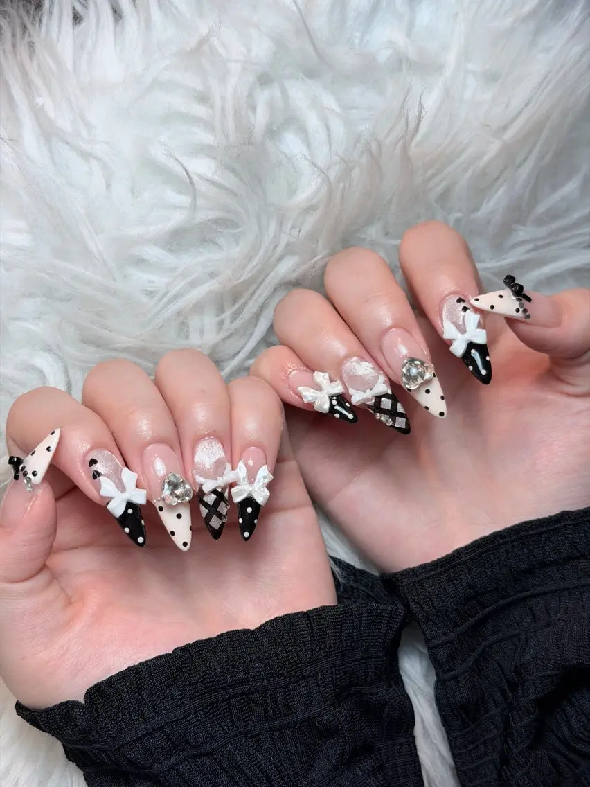 ネイル チークネイル ドット フレンチネイル グラデーション ハート ハンドネイル Julli NailStudioのネイルデザイン