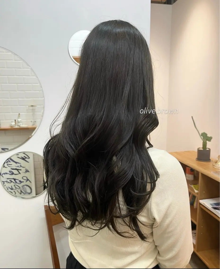 ロング カラー 透明感カラー オリーブカラー 都築 初果のヘアスタイル