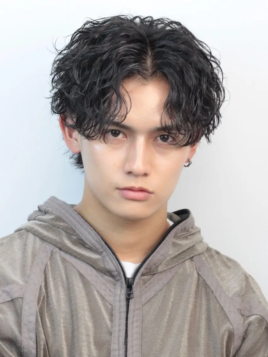 ミディアム パーマ ヘアアレンジ メンズ ミディアムパーマ メンズパーマ メンズツイストパーマ 波巻きパーマ ツイストパーマ カット パーマ トリートメント ヘッドスパ ヘアセット 🔥ニュアンス フェザー小林海斗🔥のヘアスタイル