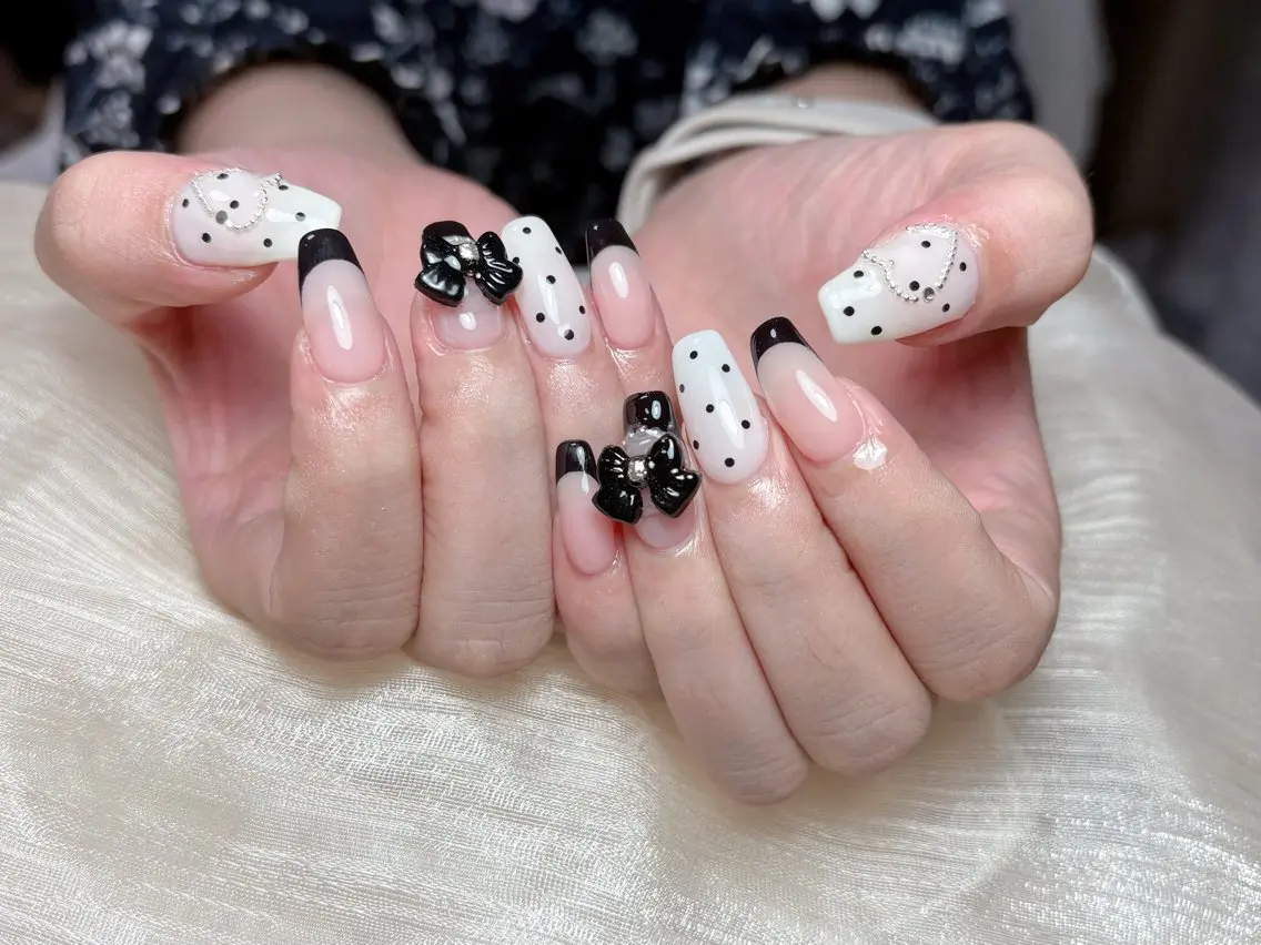 ネイル オーロラネイル チークネイル フレンチネイル ジェルネイル ガラスフレンチ ハンドネイル ハンドケア Nail Jolieのネイルデザイン