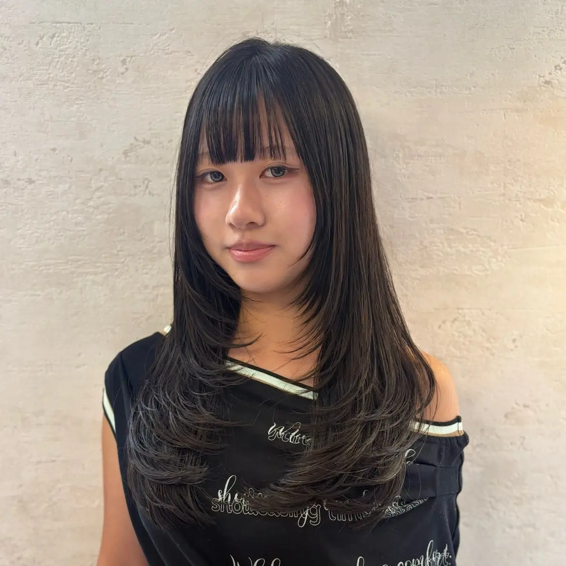 セミロング 顔まわりレイヤー レイヤーカット FAVOR Emiのヘアスタイル