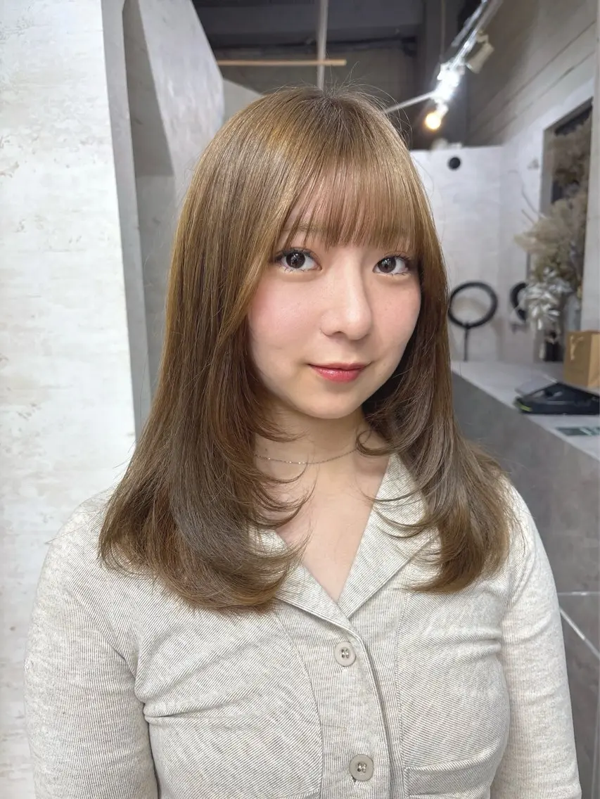 セミロング 顔周りカット レイヤーカット ヘアカラー トリートメント ブリーチなしカラー ダブルカラーエクステのヘアスタイル