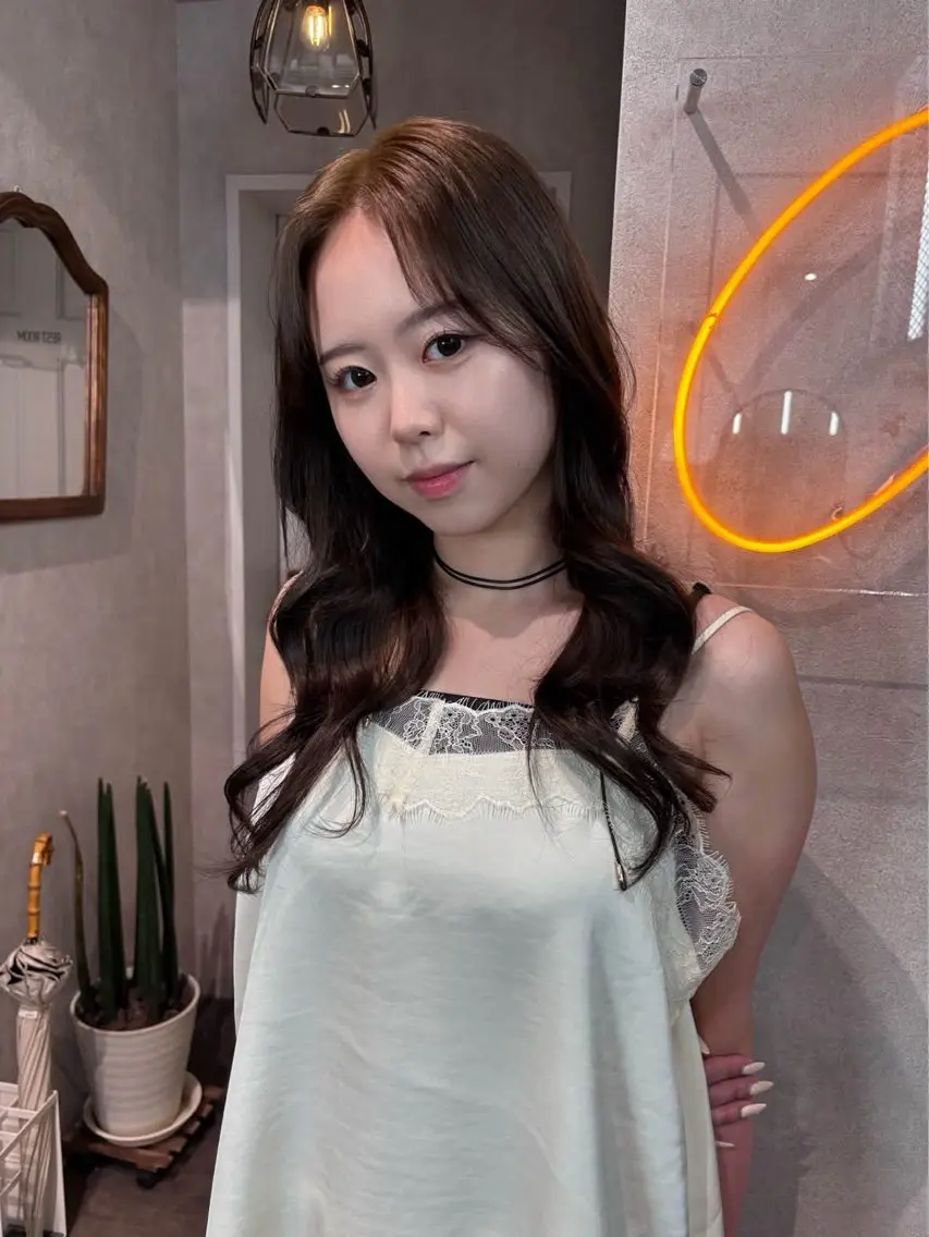 セミロング カラー ヘアアレンジ 切りっぱなしボブ ブリーチ デザインカラー ダブルカラー イヤリングカラー ヘアカラー color.nail 🫧ionaのネイルデザイン