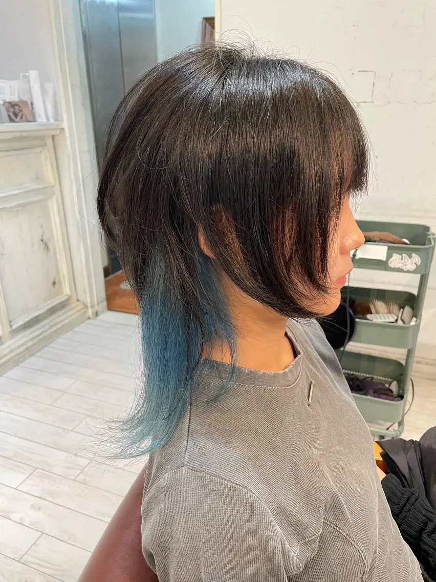 セミロング カラー ブリーチ ブルーカラー ウルフカット 髪質改善／ストレート 宮武　湧斗のヘアスタイル