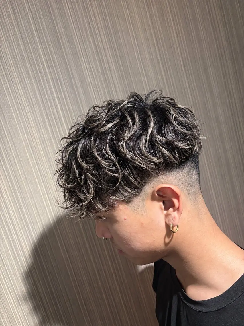 ショート パーマ メンズ メンズハイライト メンズパーマ スペインカール ハイライト カット パーマ ✂︎メンズ専門✂︎ やまだ りょうのヘアスタイル