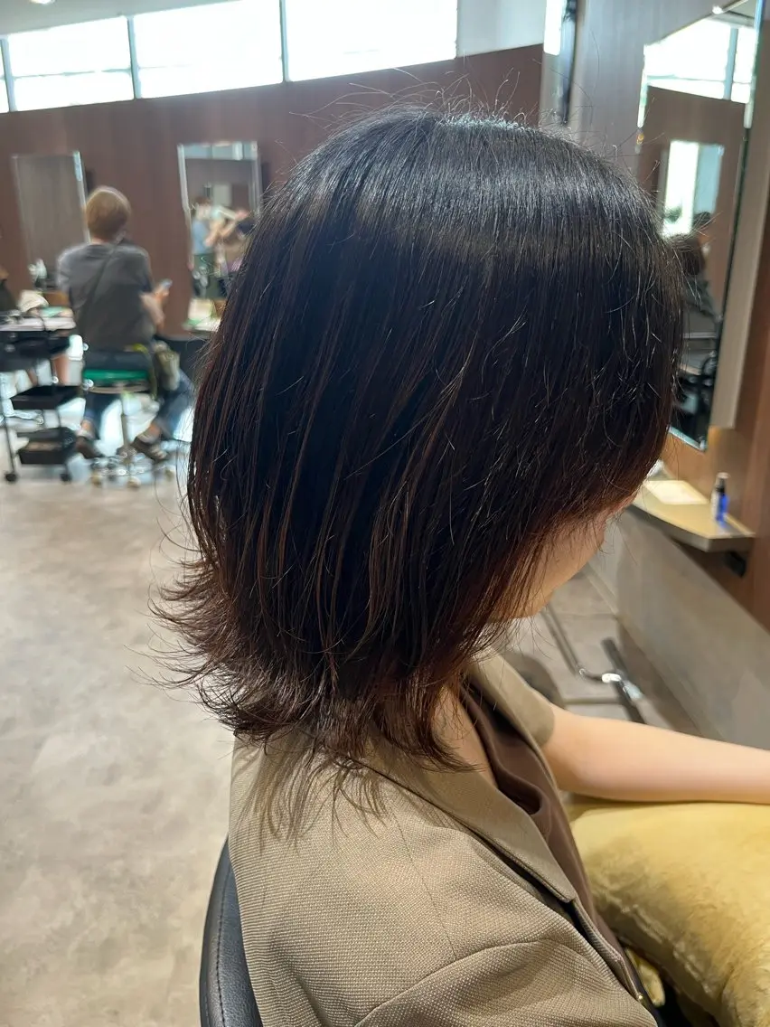 ミディアム パーマ ミディアムパーマ レイヤーカット 外ハネヘア 茨木 和泉のヘアスタイル