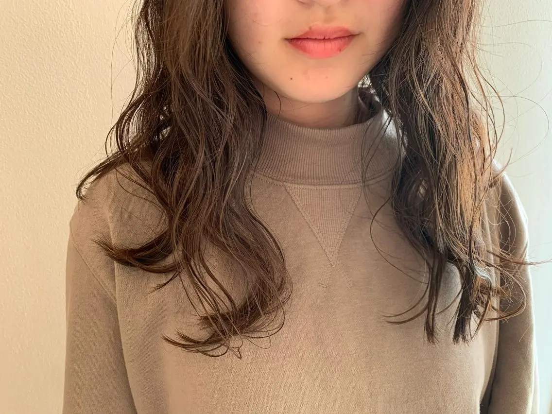 ロング カラー ベージュカラー ミルクティーベージュ カット ヘアカラー 顔まわりカット✄ ベージュカラー🧸のヘアスタイル