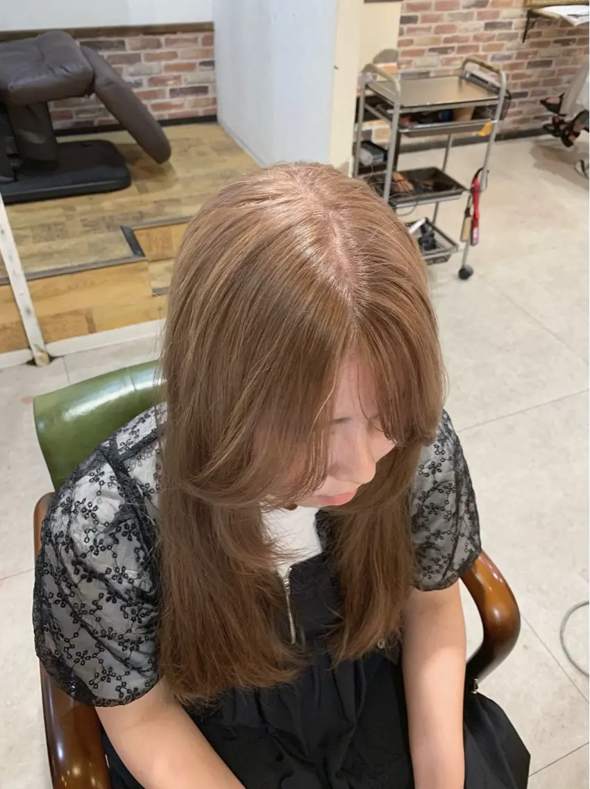 ロング カラー ベージュカラー ミルクティーベージュ ヘアカラー トリートメント &.越冨 レイヤー/ 顔周り特化/髪質改善のヘアスタイル