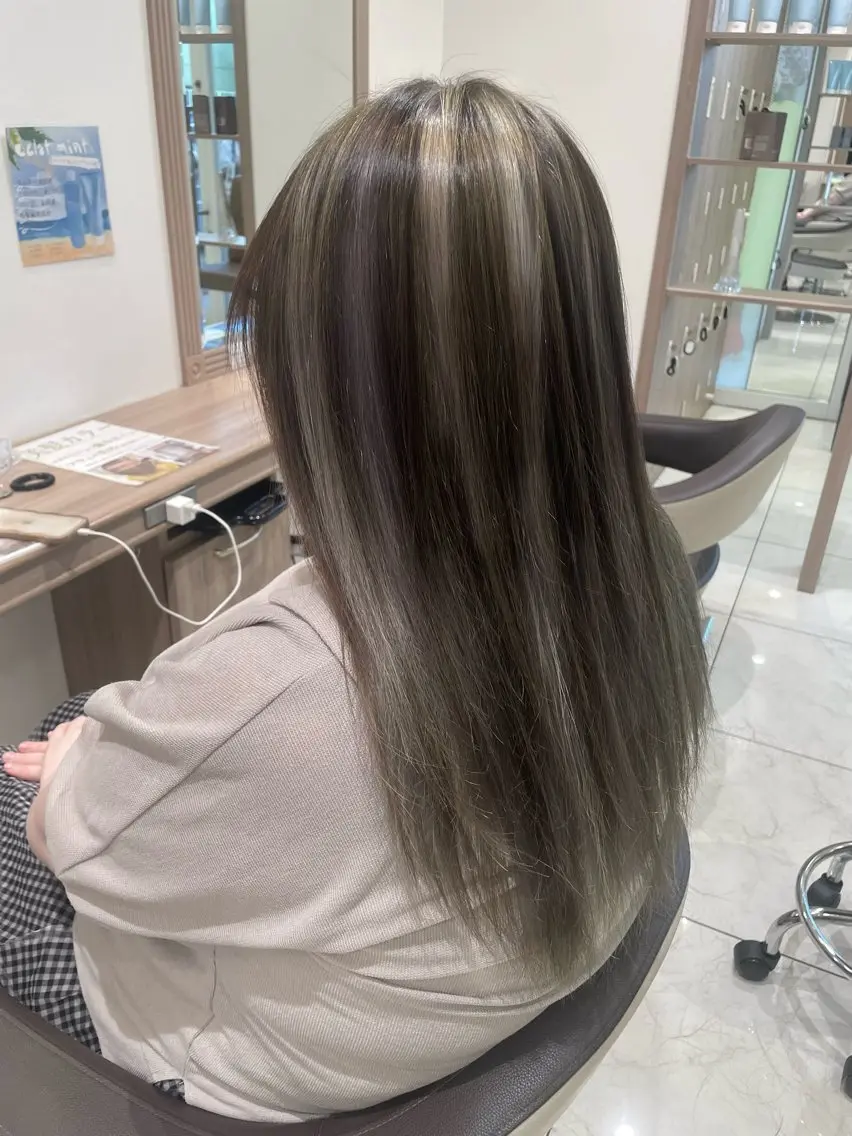 ロング カラー ハイライトカラー シルバー ハイライト ロング 侑🌈特価 映える店内でカット✨のヘアスタイル