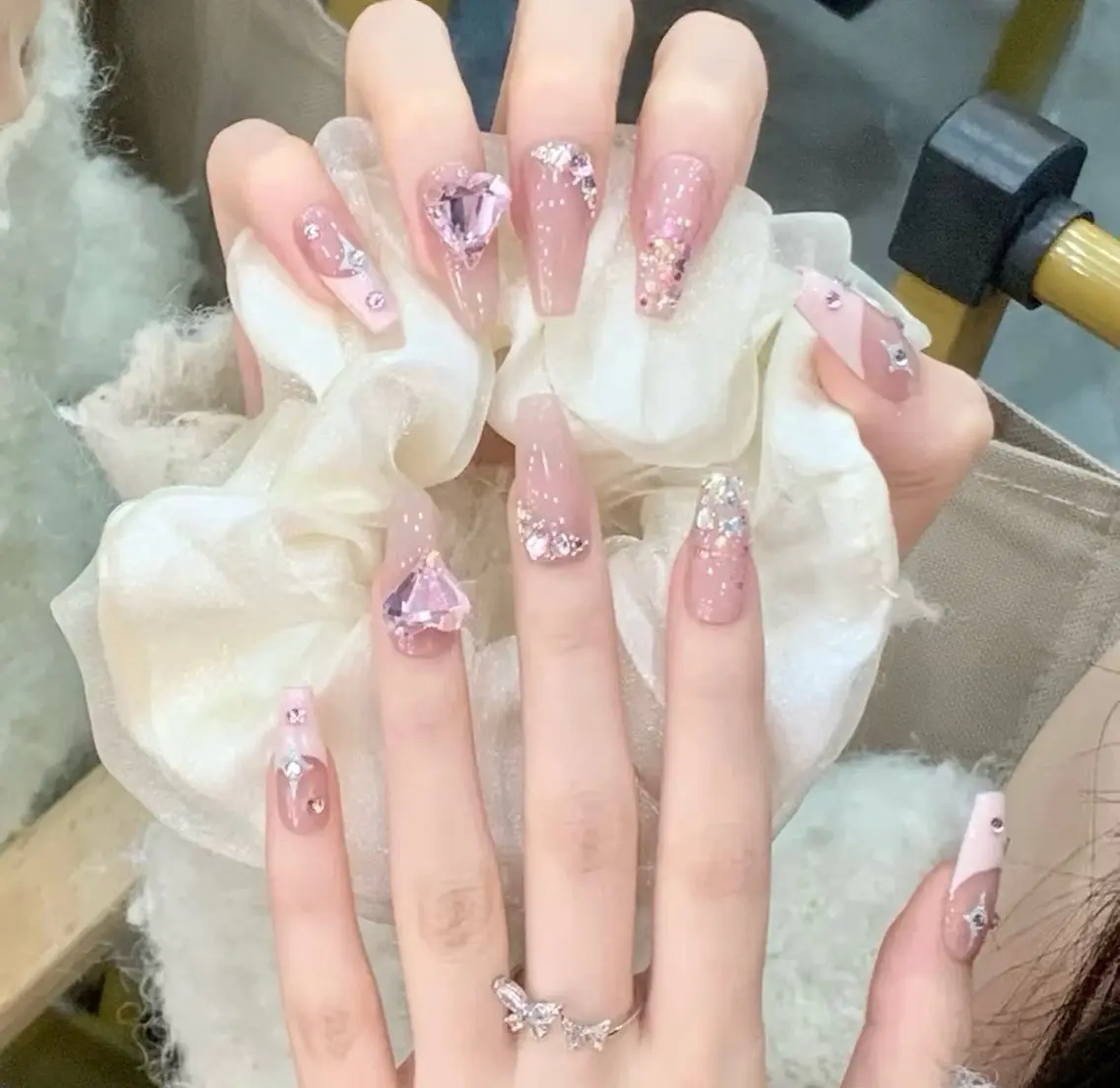 ネイル チークネイル 長さ出し フラワーネイル フレンチネイル ガーリー sun nail池袋 モデル募集のネイルデザイン