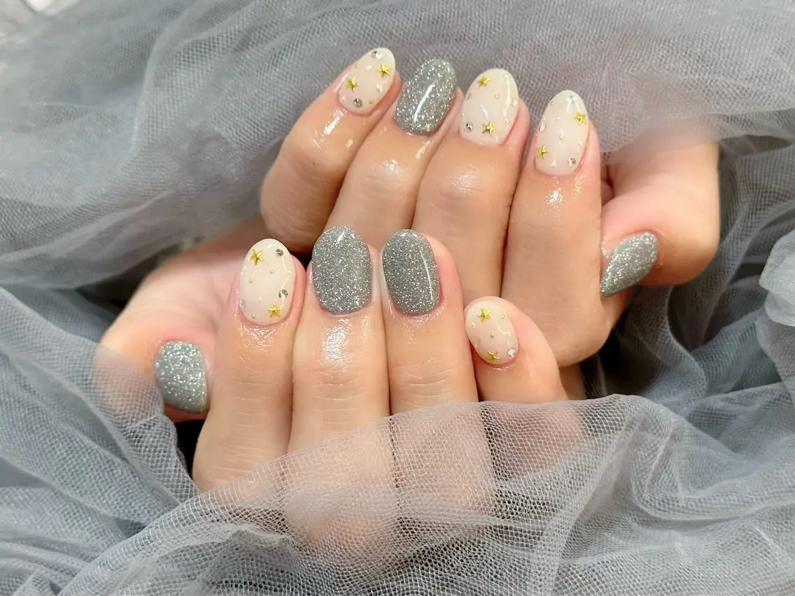ネイル フラッシュネイル ラメ(グリッター) シルバー ホワイト ハンドネイル Nail Salon KURELLYのネイルデザイン