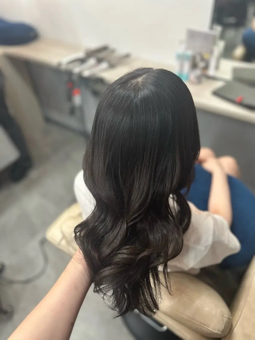 ロング カラー グレージュ 羽成 優衣菜のヘアスタイル