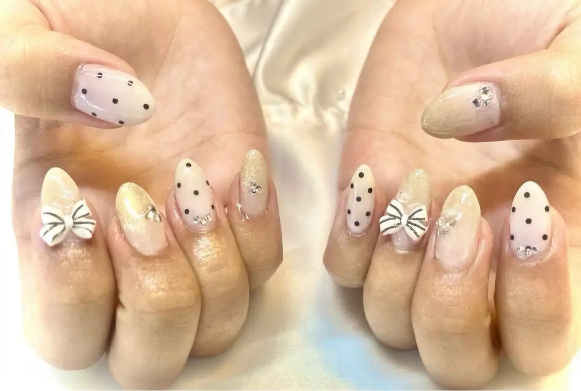 ネイル ドット ゴールド マグネットネイル ホワイト ハンドネイル Rafinesse Nail salonのネイルデザイン