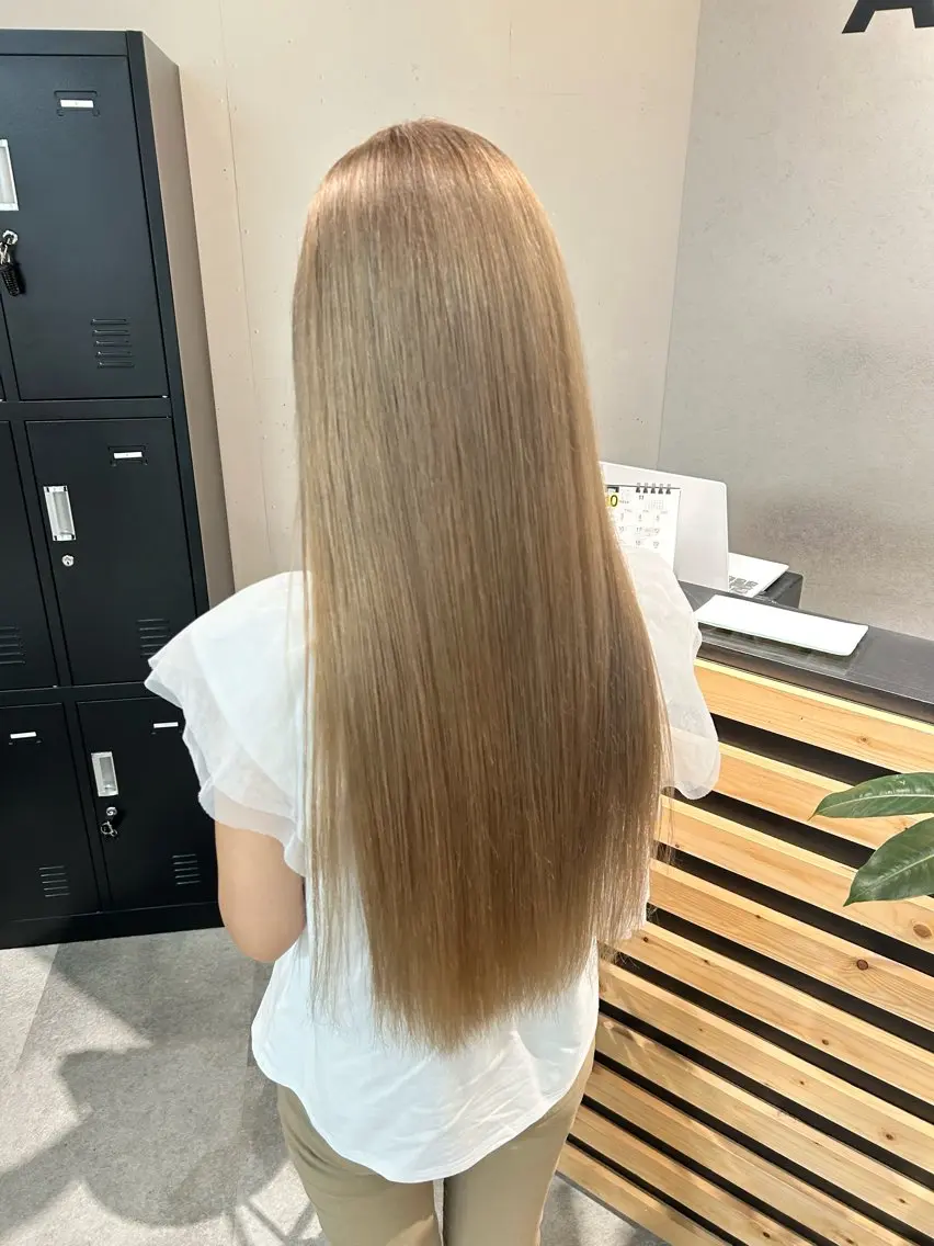 セミロング カラー ベージュカラー ミルクティーベージュ ヘアカラー トリートメント ウルフカット レイヤーカット上柿のヘアスタイル