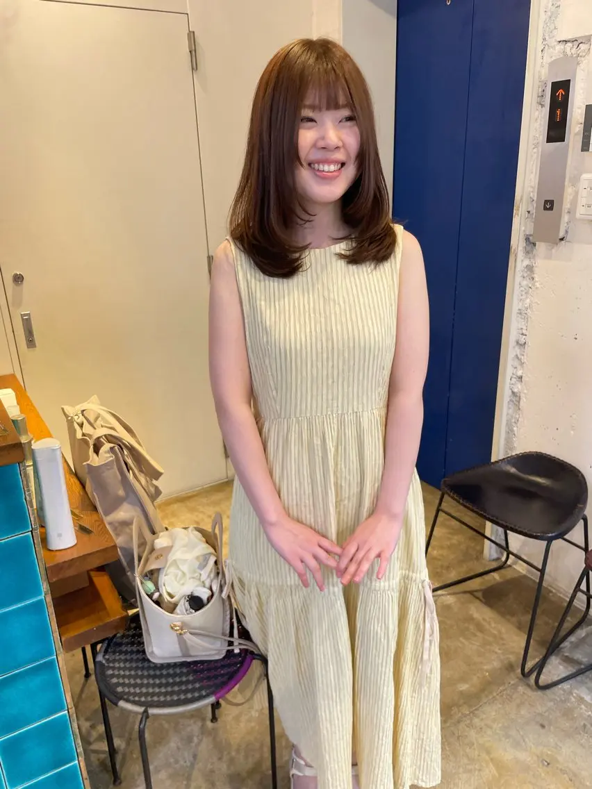 ミディアム カラー ベージュカラー オリーブベージュ レイヤーカット カット ヘアカラー トリートメント MIOベージュカラー 柔らかいカラーのヘアスタイル