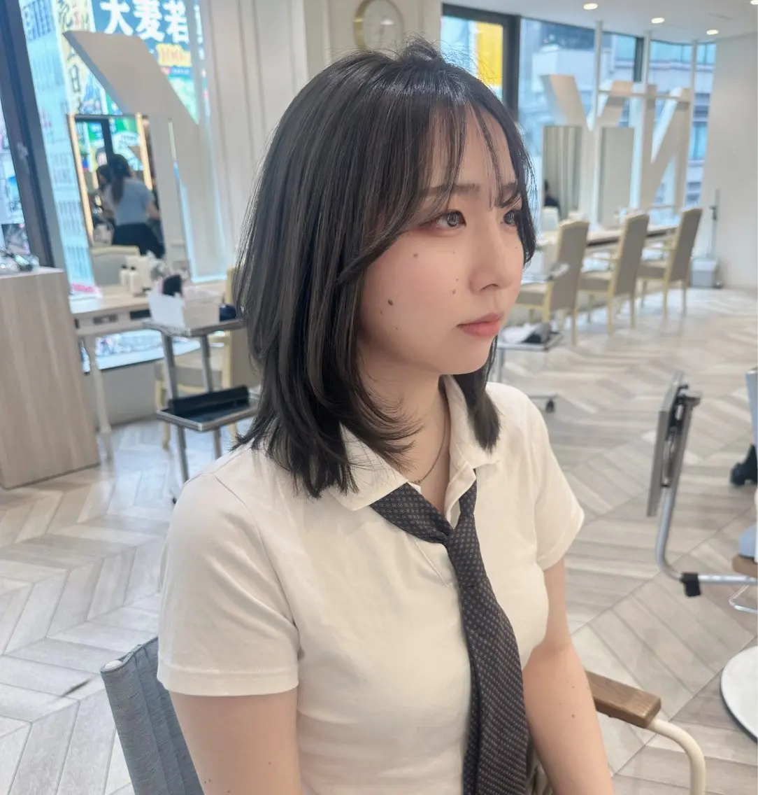 ミディアム カラー ダークグレー レイヤーカット カット ヘアカラー 小顔レイヤー/ ベージュ🤍Rieのヘアスタイル