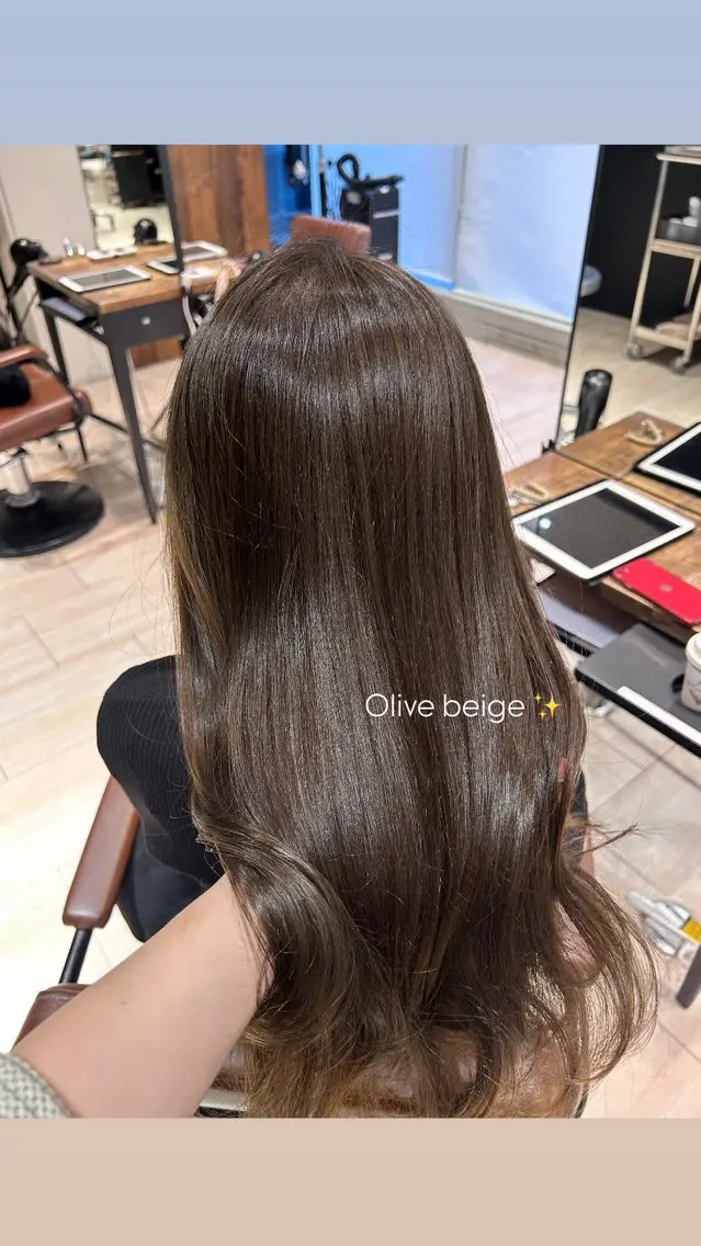 ロング カラー ベージュカラー ブリーチ オリーブベージュ オリーブカラー ヘアカラー トリートメント 🍼顔周りカット/ レイヤー/小川華奈のヘアスタイル