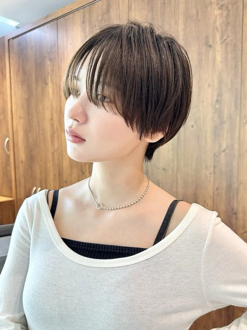 ショート ショートヘア レイヤー・カット モデル・透明感カラーのヘアスタイル