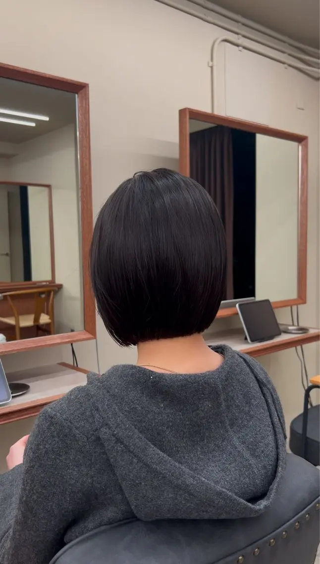 ショート バタフライレイヤー/ ニシトモユキのヘアスタイル